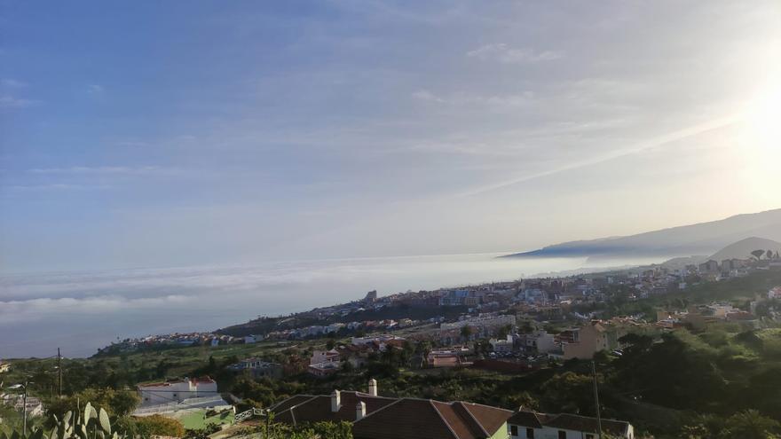 Un mar de nubes a ras de costa: el intenso calor desploma la inversión térmica en Canarias