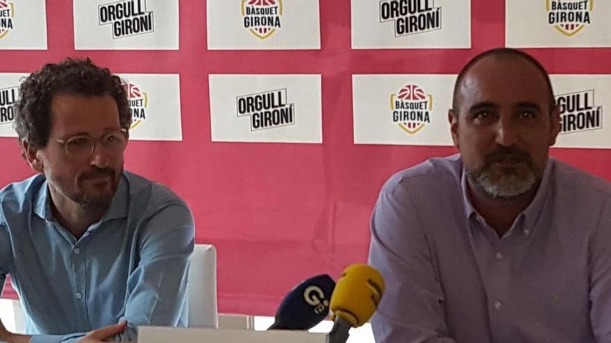 Àlex Formento, a la dreta, durant la roda de premsa de comiat al costat del directiu Oriol Solà