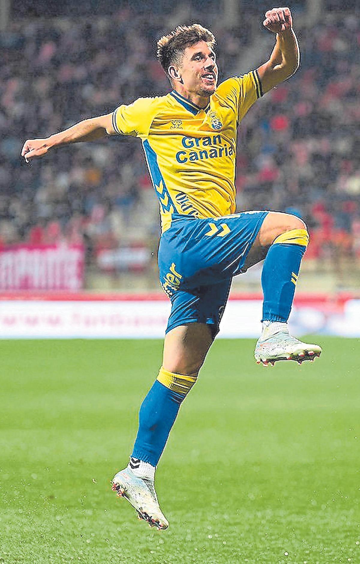 El atacante valenciano de la UD Manu Fuster festeja su tanto a la Cultural Leonesa en el Reino de León.