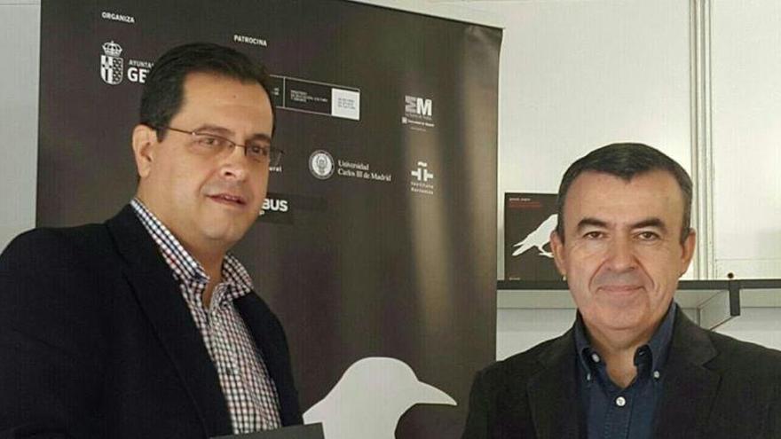 Antonio Parra (i.) y Lorenzo Silva, en el festival Getafe Negro.