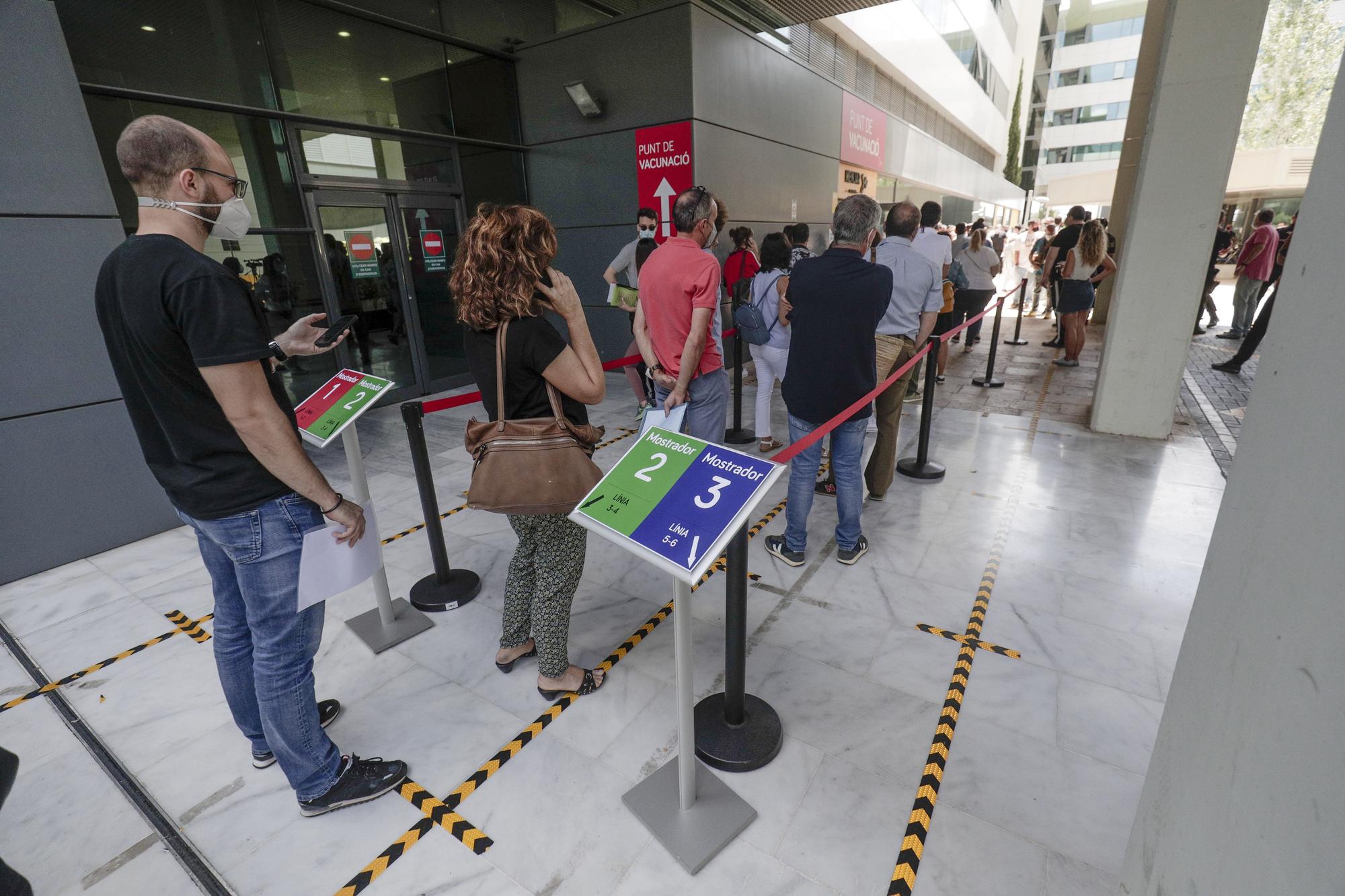 Colas para recibir la segunda dosis en Son Espases