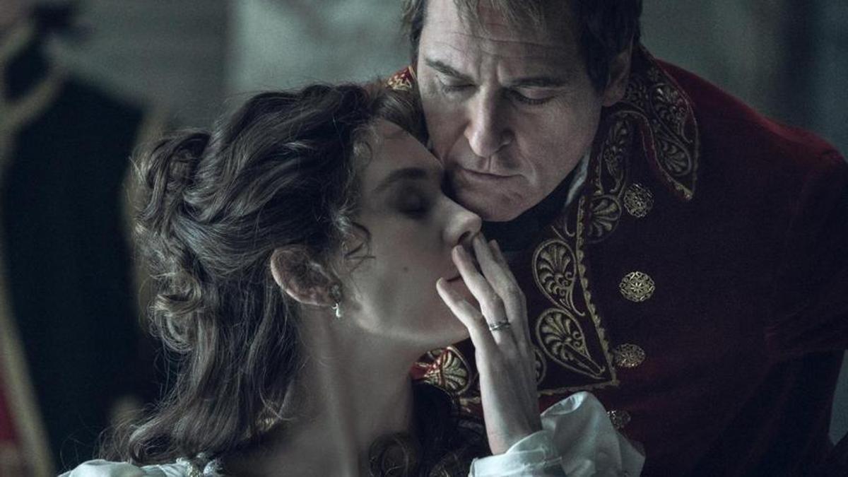 Napoleón (Joaquin Phoenix) y Josefina (Vanessa Kirby), en una escena de la película.