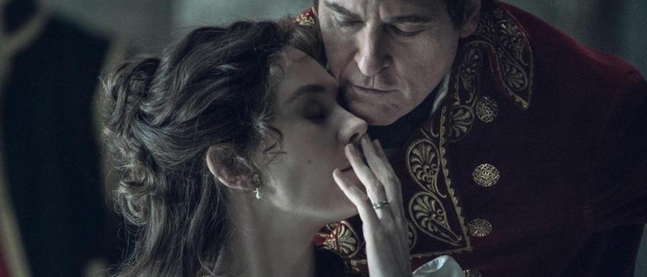 Napoleón (Joaquin Phoenix) y Josefina (Vanessa Kirby), en una escena de la película.