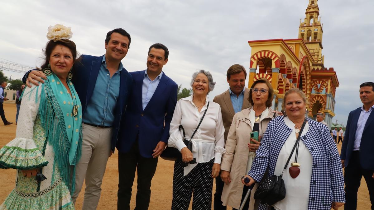 José María Bellido, Juanma Moreno y Antonio Repullo, con algunos simpatizantes en la Feria de Córdoba.