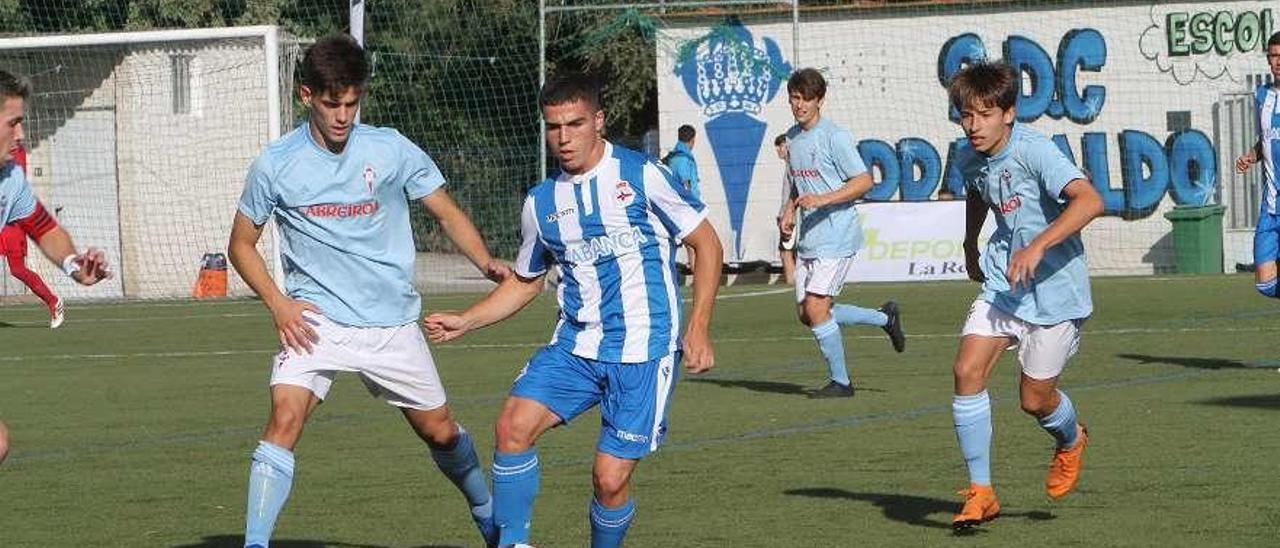 Los juveniles del Celta y Dépor se disputan un balón en la pasada edición del Memorial. // Iñaki Osorio