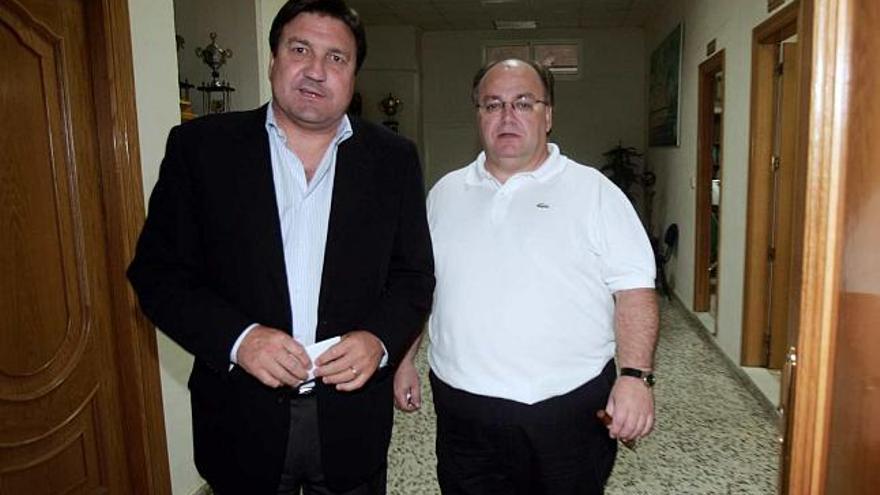 José Sepulcre y Juan Carlos Ramírez, ayer, en la puerta de las oficinas del estadio Martínez Valero.