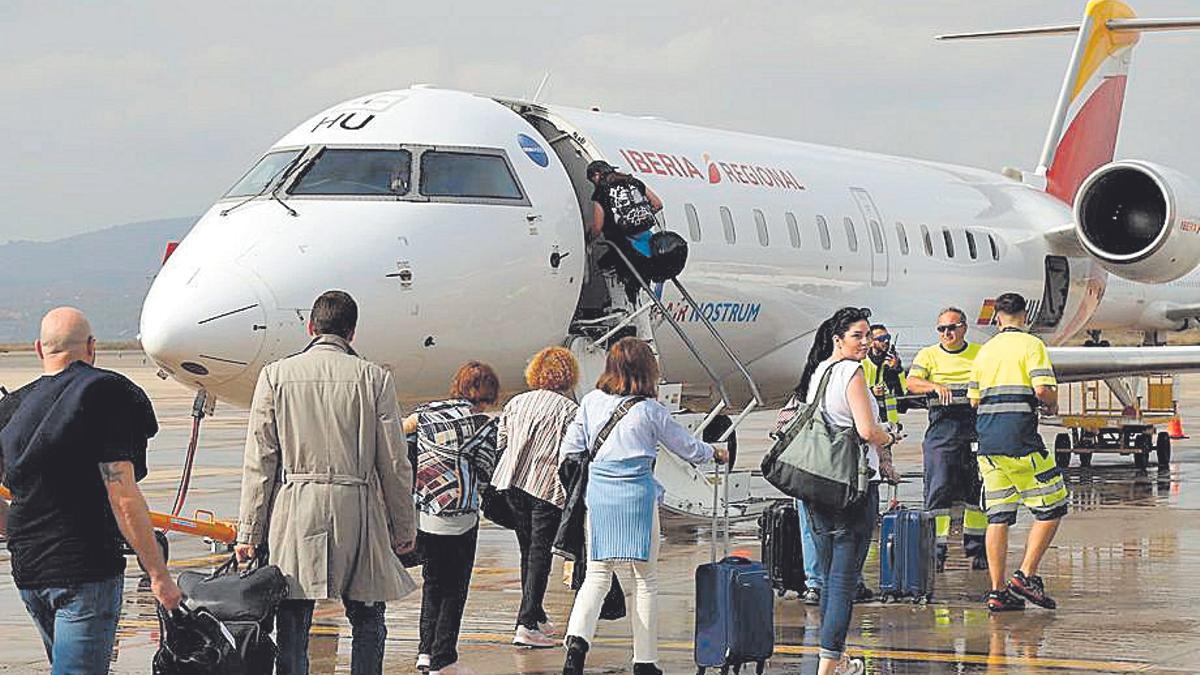 Pasajeros del primer vuelo de la línea Castellón-Madrid, el pasado 31 de octubre.