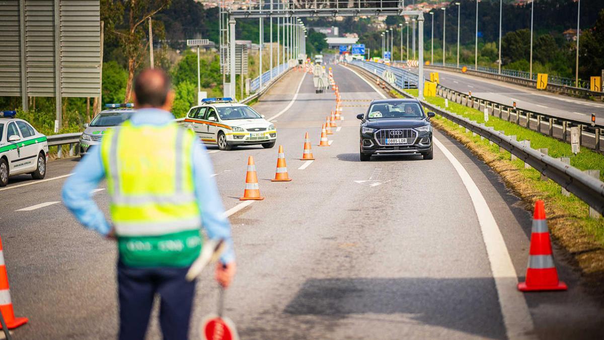 Control de las autoridades portuguesas en Valença do Minho durante el estado de alarma. // Rui Manuel Fonseca