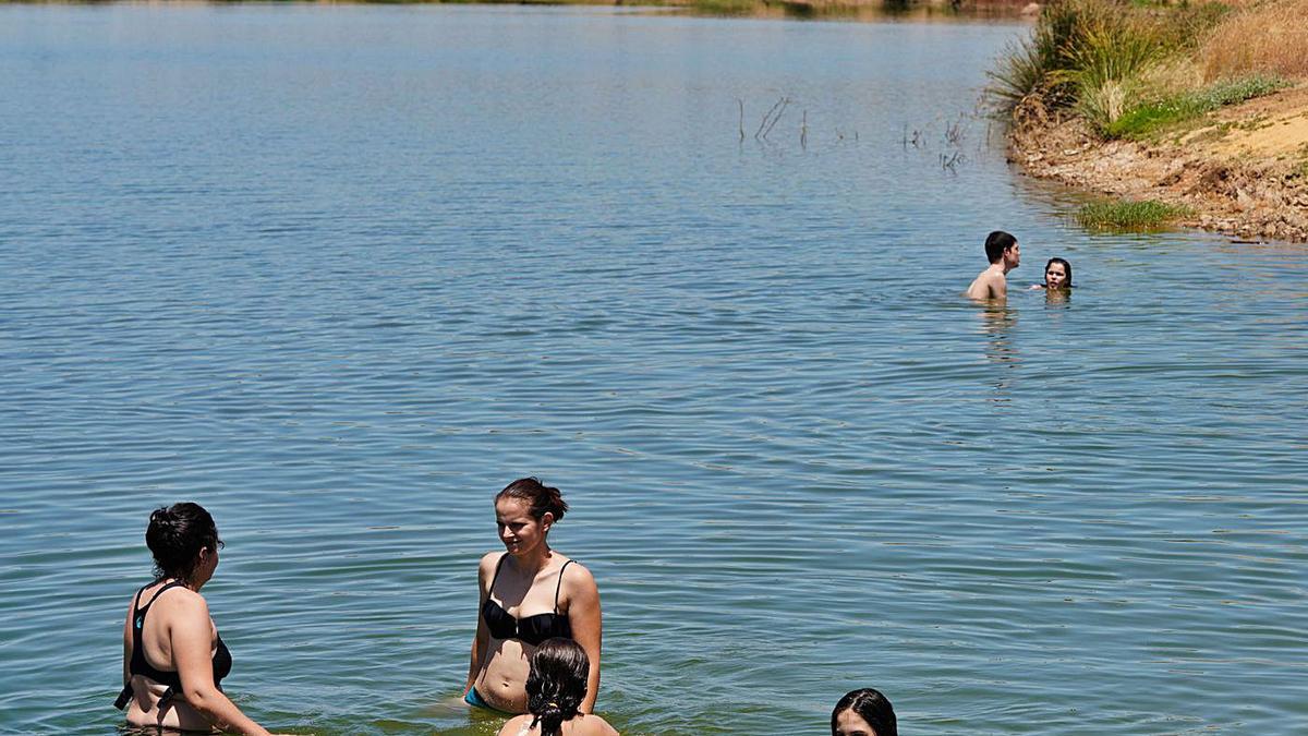 Bañistas en La Colada, en El Viso.