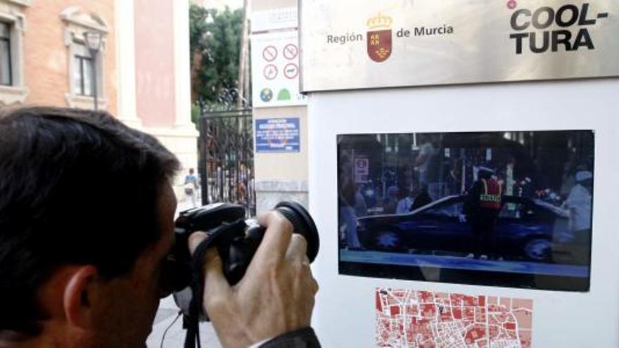 Un fotógrafo, ante uno de los puntos de vídeo que se han colocado en las calles de Murcia.