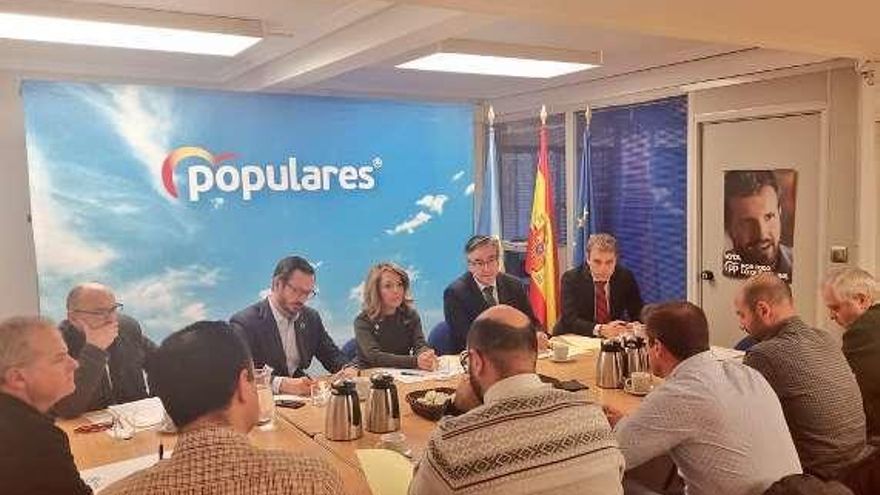 Una reunión con el comité de Alu Ibérica en la sede del partido