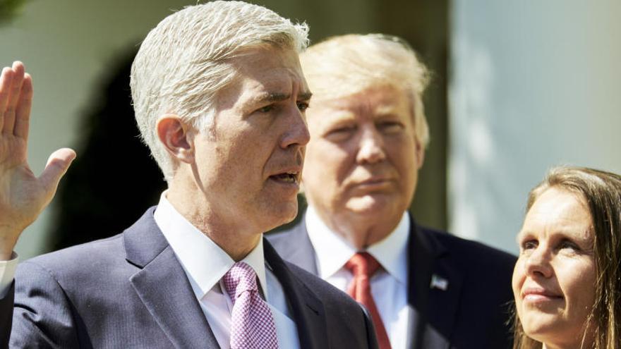 Jura de Neil Gorsuch, con Donald Trump al fondo.