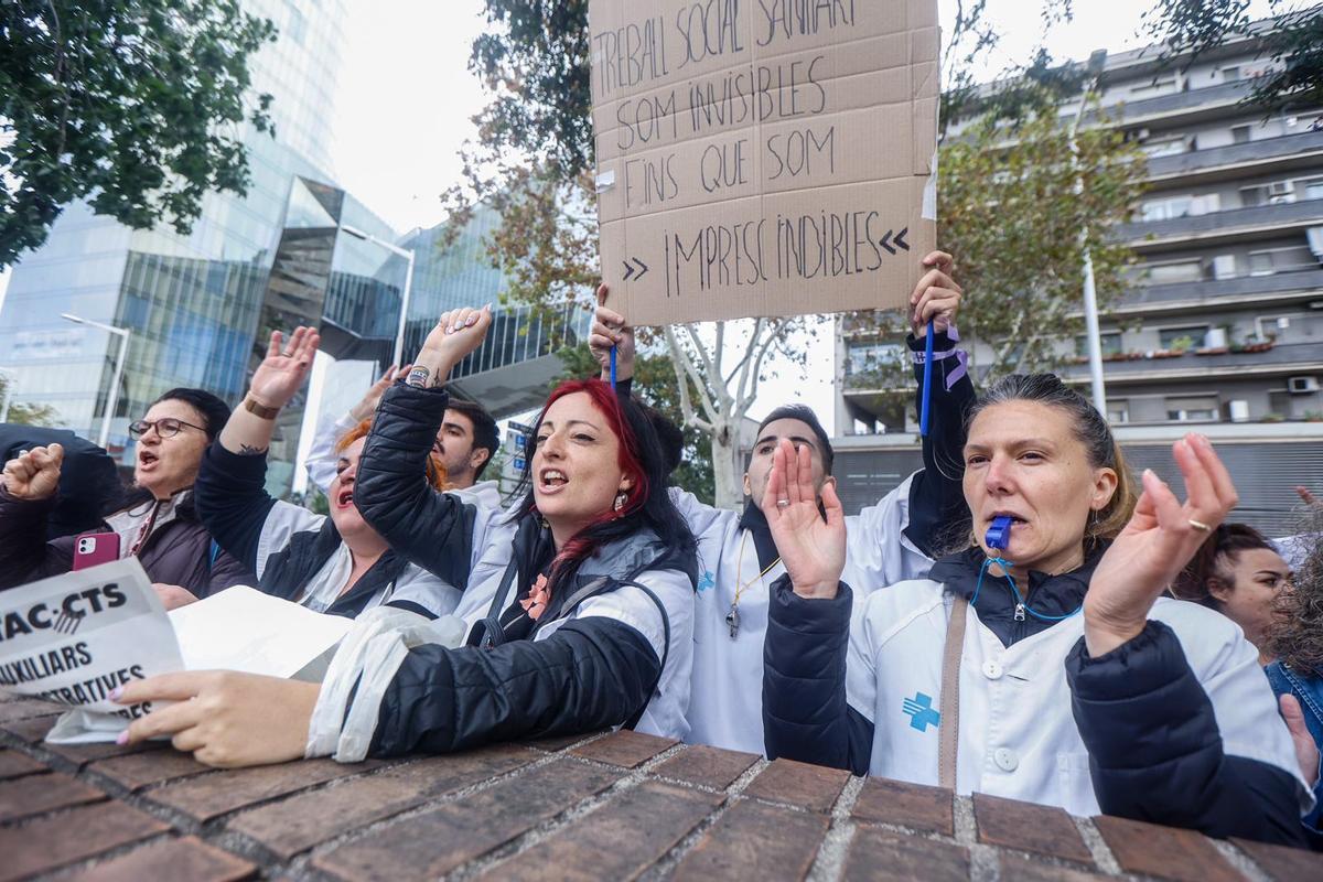 La protesta de enfermeras y administrativos incluye también a otros profesionales, como trabajadores sociales