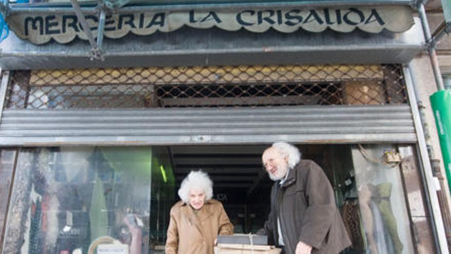 Los hermanos Nieves y Fernando Seoane, en la mudanza de local de la mercería La Crisálida, en San Andrés.