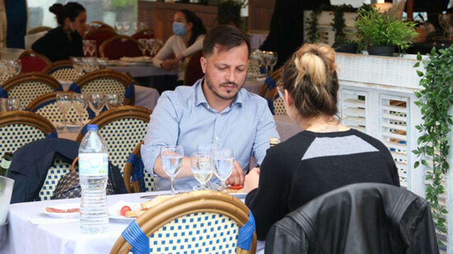 Una parella sopa en un restaurant de la Barceloneta