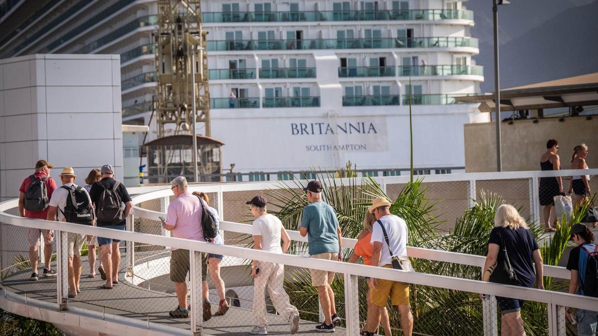Turistas ingleses desembarcan el pasado septiembre del crucero ‘Britania’.