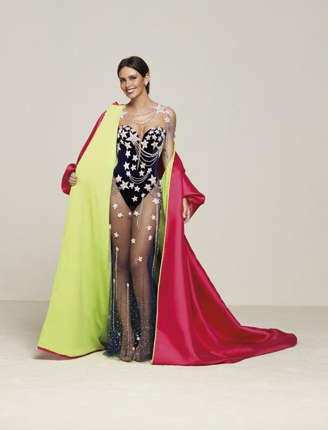 Cristina Pedroche posa con el vestido  y la capa de Nochevieja 2016
