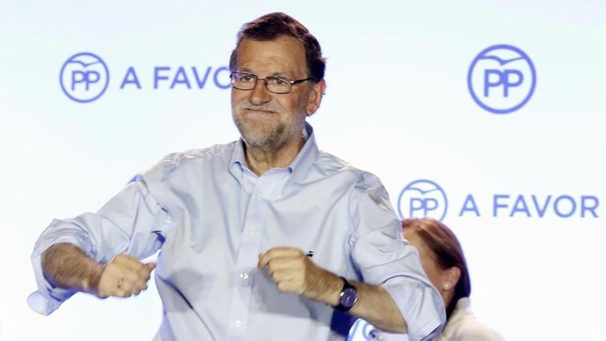 El líder del PP en el balcon de la sede del partido