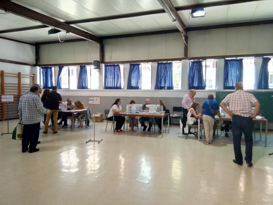 Imagen del colegio Manuel de Falla, en El Torcal. Los responsables de los partidos confían en que mejore la asistencia tras el día de playa