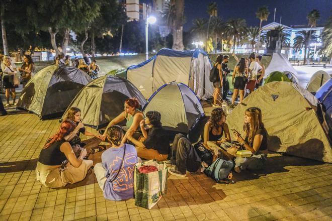 Las imágenes de la acampada por la vivienda en la Plaza de La Feria, en Las Palmas de Gran Canaria