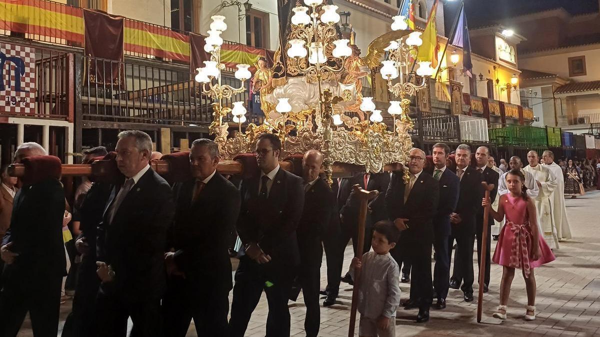 La procesión con la imagen de la Soledat recorrió las calles habituales de la vila