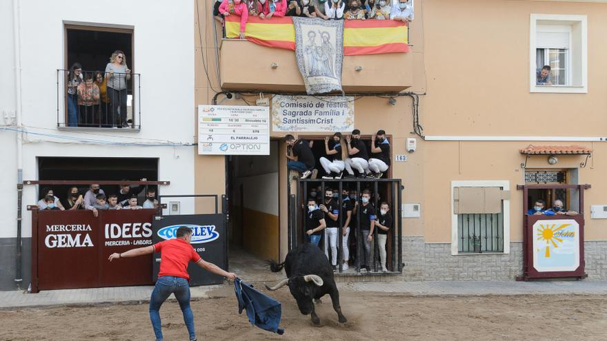 Un corneado en el primer toro de las fiestas patronales de la Vall d&#039;Uixó