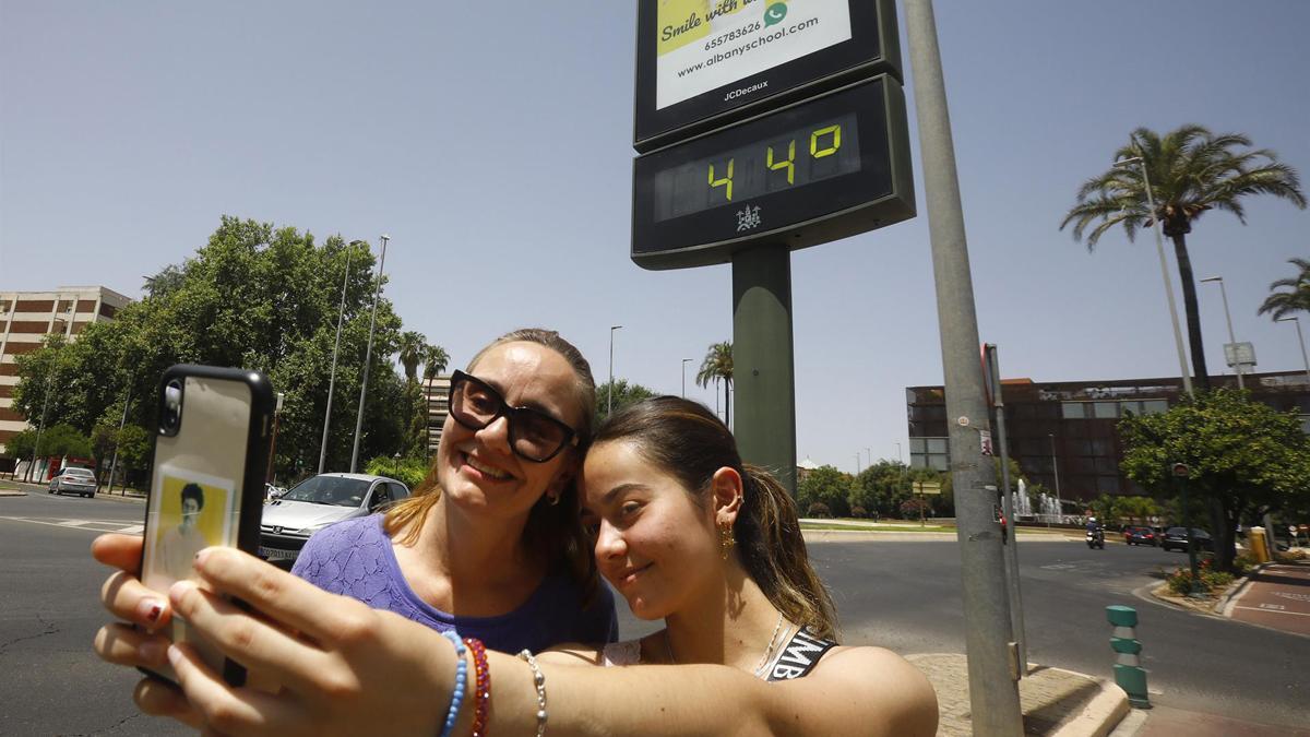 Termómetro marca 44º.