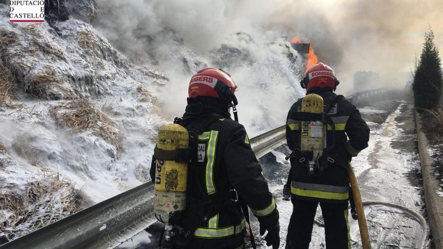 Bomberos trabajando en la extinción del incendio