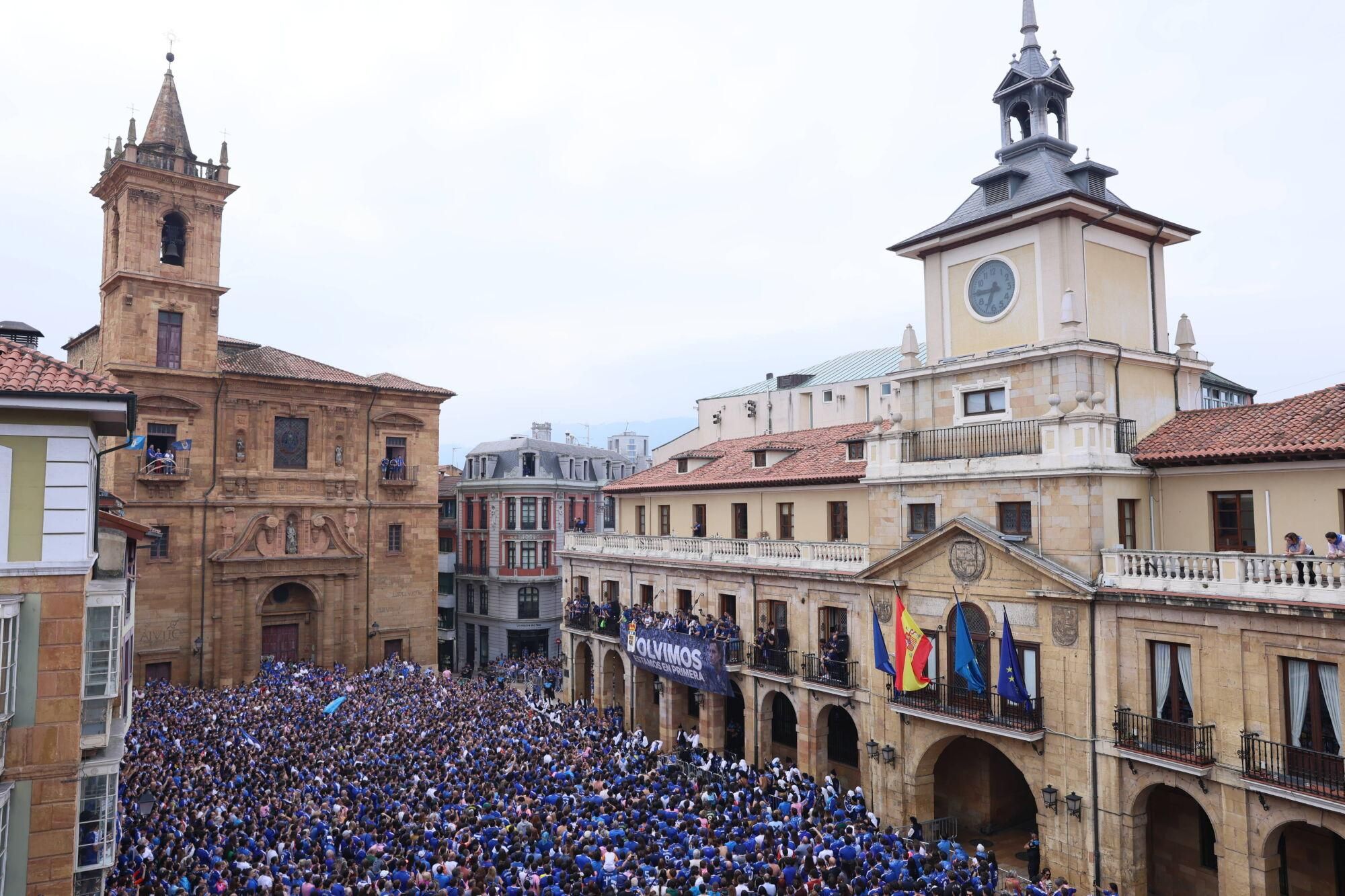 Locura azul en las calles de Oviedo para celebrar el ascenso del equipo a Primera División