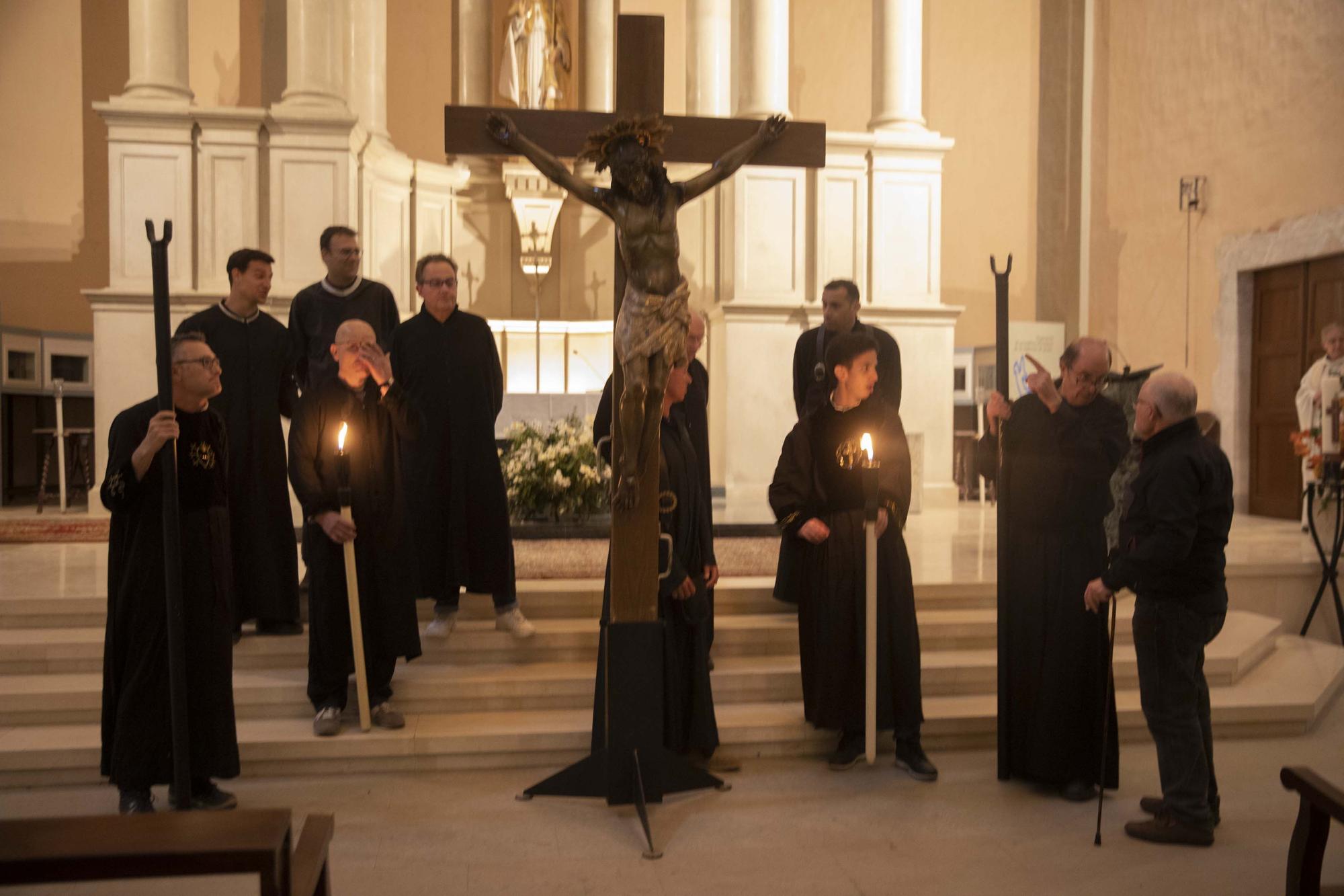 Peralada treu al Sant Crist Negre en processó invocant la pluja