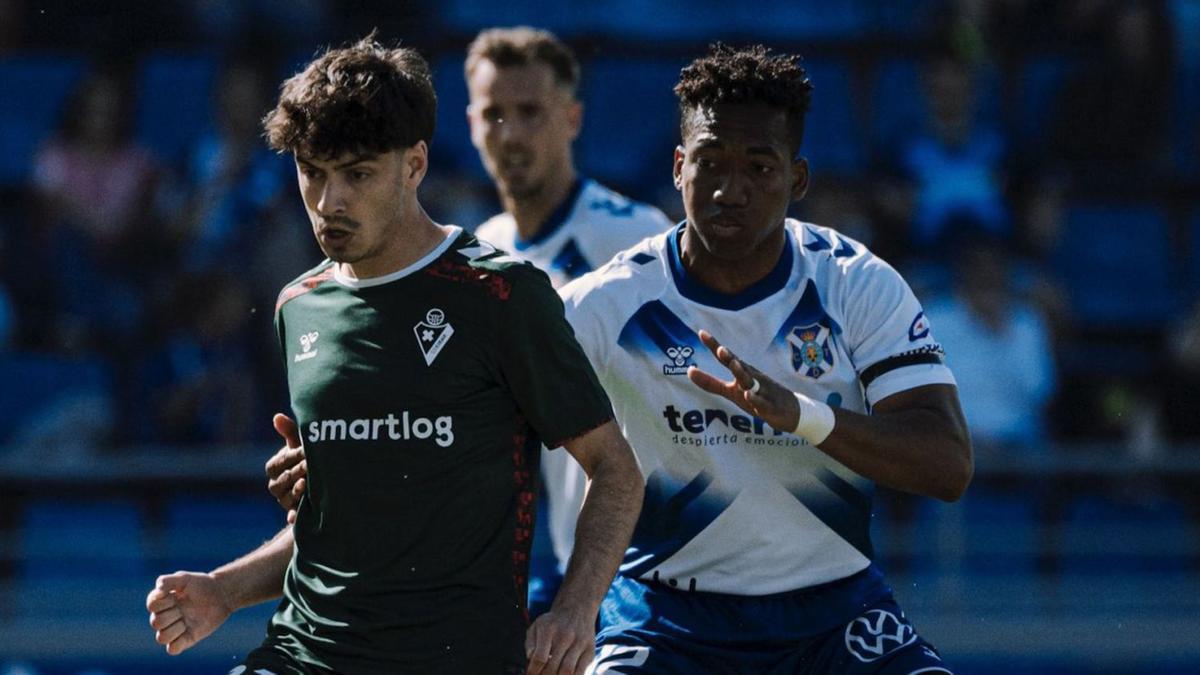 Landázuri cubre a un rival durante el partido del pasado domingo en el Heliodoro contra el Eibar. | CDT