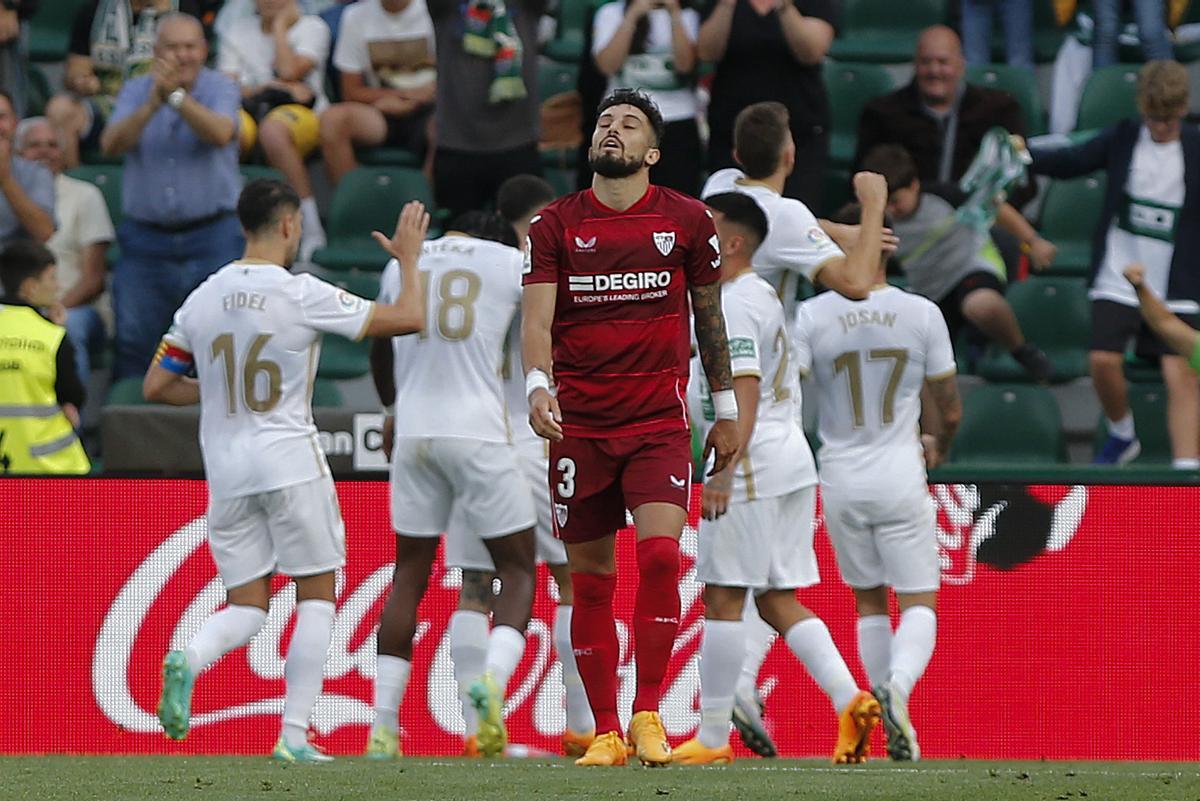 - El defensa del Sevilla Alex Tellez (c) se lamenta tras el gol del Elche, durante el encuentro de LaLiga Santander entre Elche y Sevilla, en el estadio Martínez Valero de Elche. EFE/Manuel Lorenzo