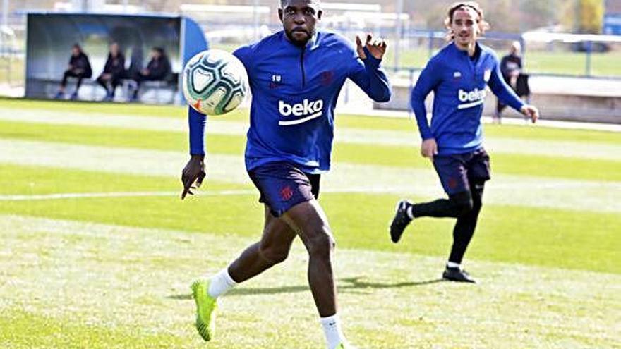 Samuel Umtiti, durant l&#039;entrenament d&#039;ahir a Vitòria, amb Griezmann