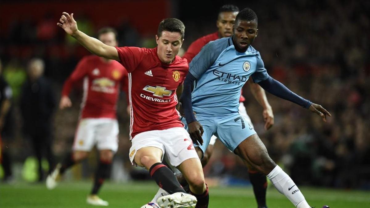 Herrera, junto a Iheanacho del City, en un derbi de Manchester