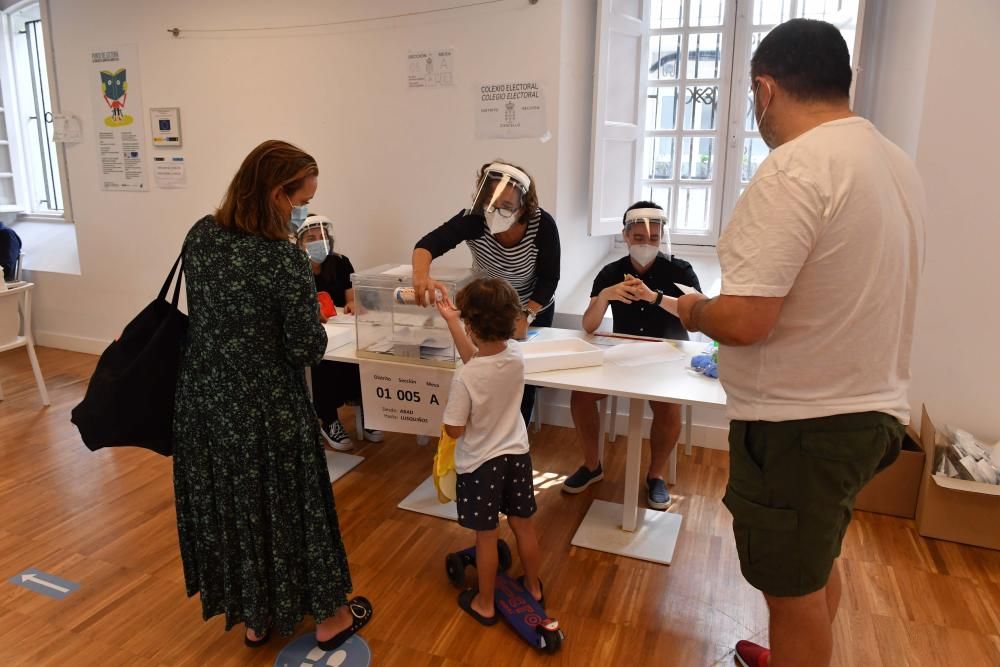 Colas en los colegios electorales de A Coruña