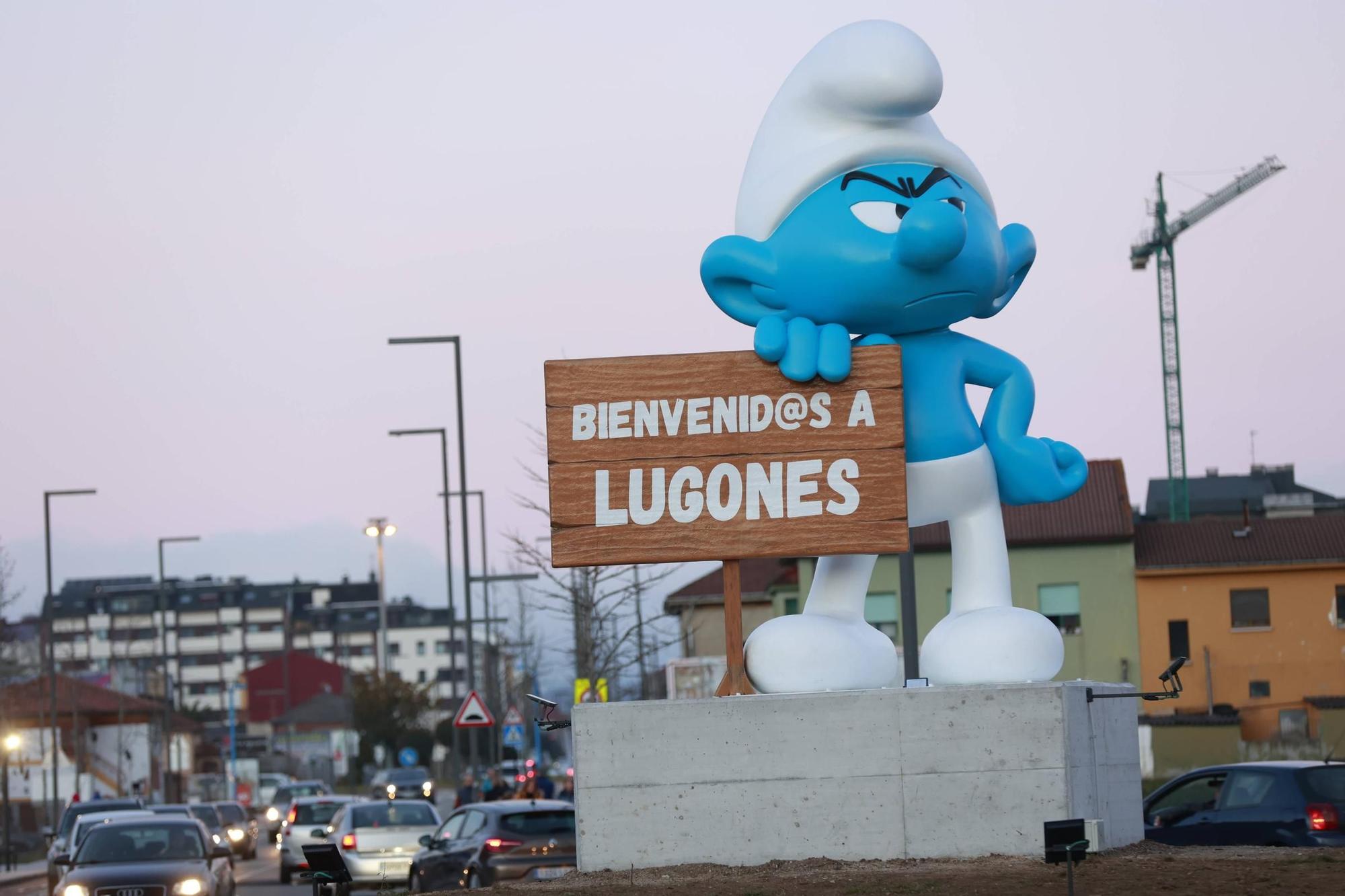 El pitufo gigante de Lugones: así es la espectacular figura que da la bienvenida en Siero