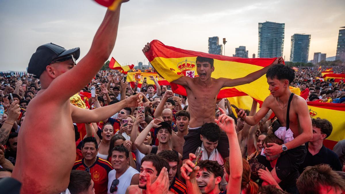 Aficionados de la selección española y de la selección argentina siguen la final del Mundial 2026 en la pantalla gigante situada en la Plataforma Marina del Fòrum