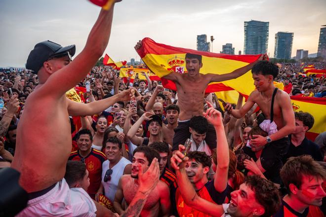 Aficionados de la selección española y de la selección argentina siguen la final del Mundial 2026 en la pantalla gigante situada en la Plataforma Marina del Fòrum