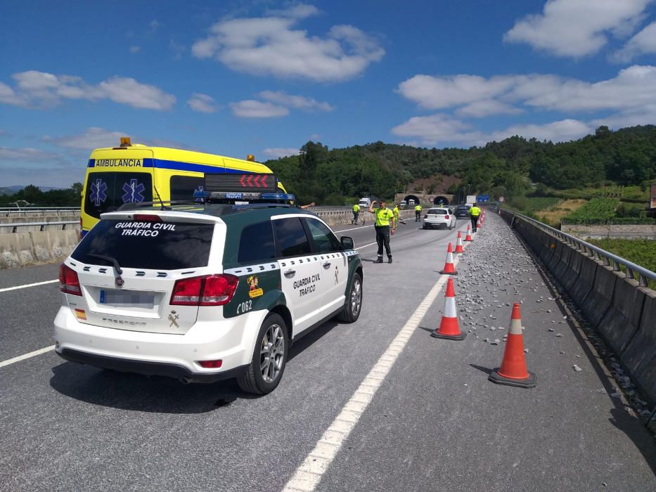 Atasco en la A-52 después de que un camión perdiera la carga en Alongos.