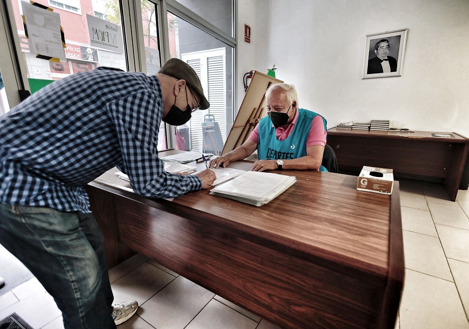 Entrega de alimentos en la sede de la asociación Los Caberos