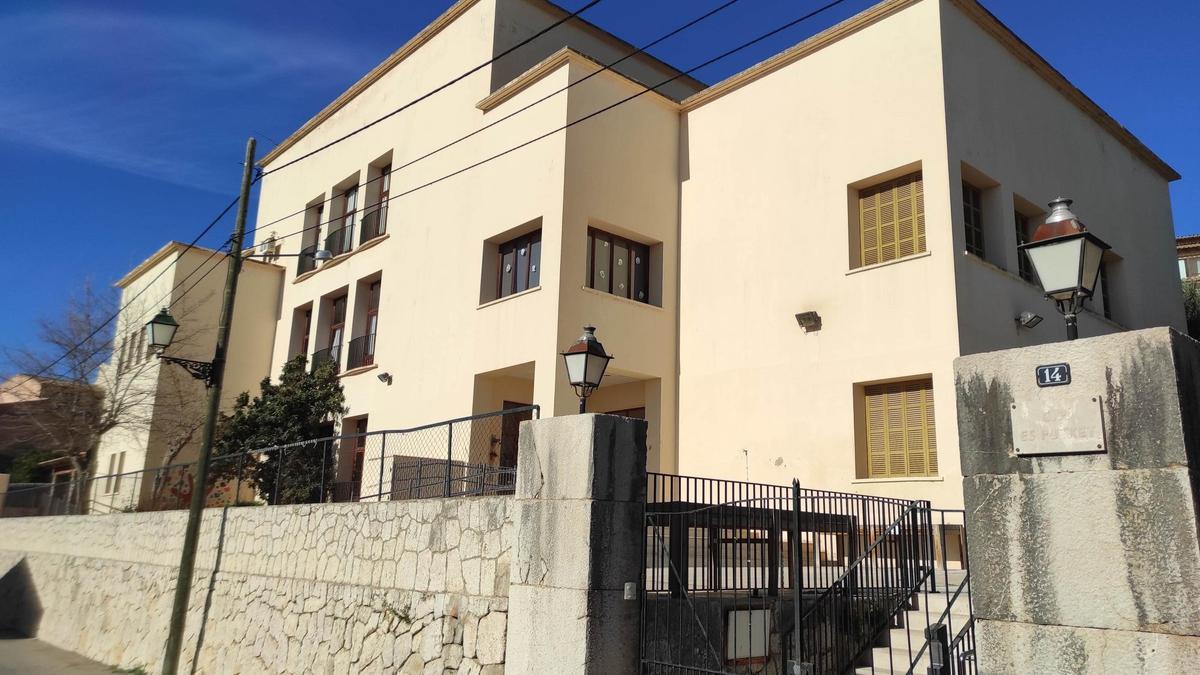 Imagen del exterior del colegio público Es Putxet de Selva, construido en el año 1936.