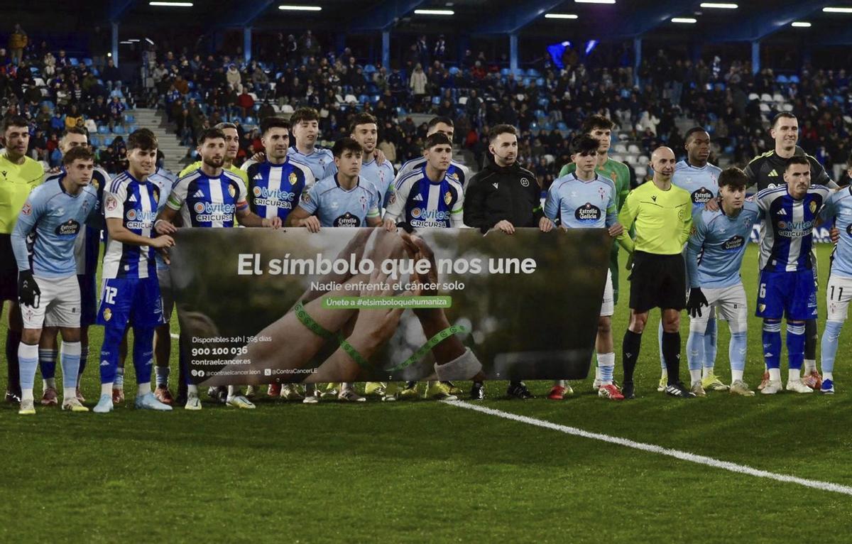 Los dos equipos posan juntos con un cartel de una campaña solidaria sobre el cáncer. | SDP