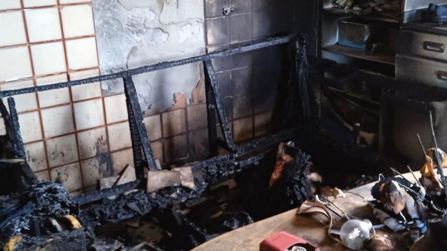 Un incendio calcina la cocina de una vivienda en Beluso sin causar heridos