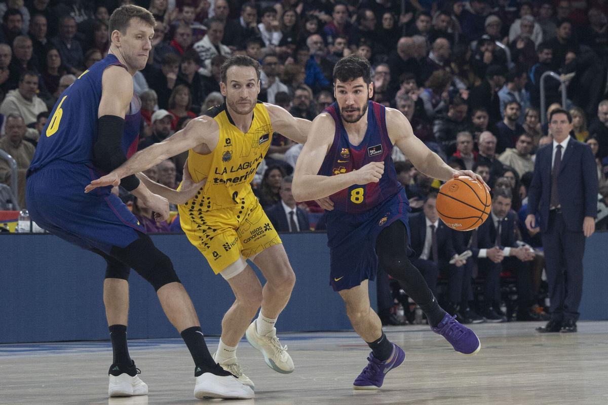 Brizuela y Vesely, a ambos lados de Huertas durante el partido de Liga Endesa entre el Barça y el Tenerife.