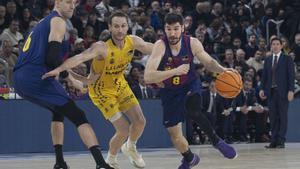 Brizuela y Vesely, a ambos lados de Huertas durante el partido de Liga Endesa entre el Barça y el Tenerife. 