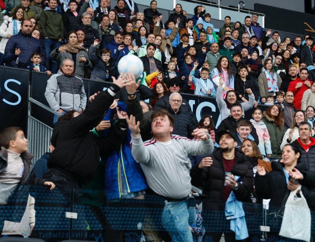 Cientos de aficionados disfrutan del entrenamiento del Celta en Balaídos