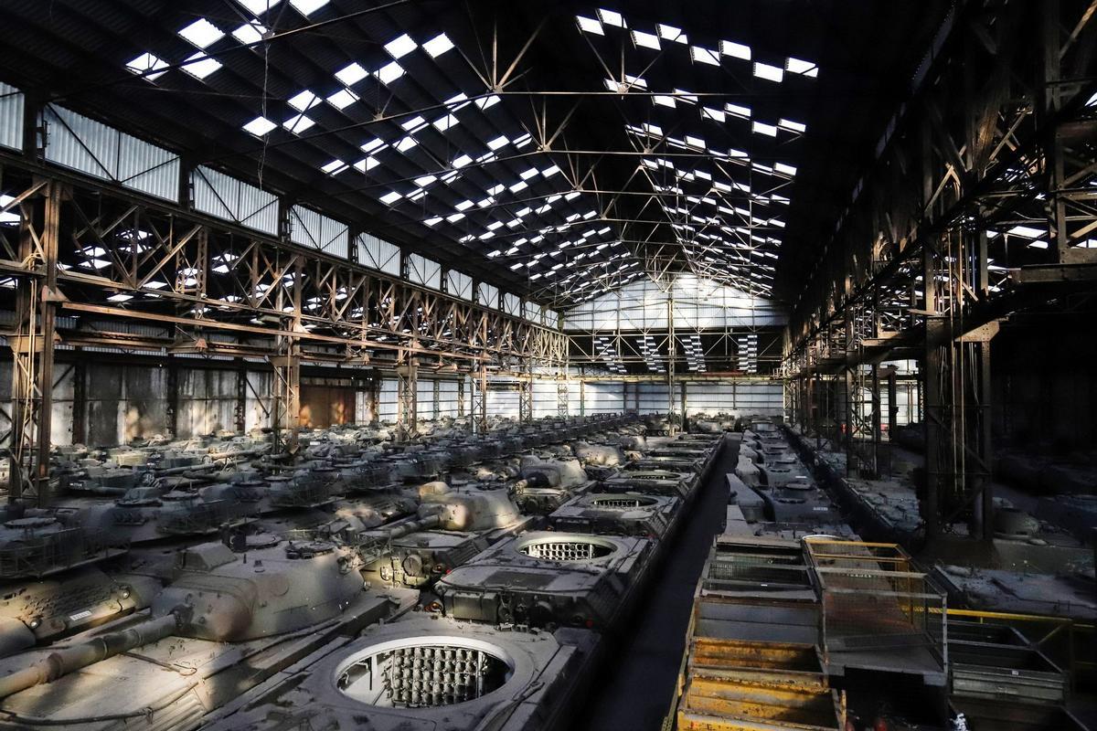 Líneas de tanques Leopard 1 de fabricación alemana en un hangar de OIP Land Systems SA en Tournai, Bélgica