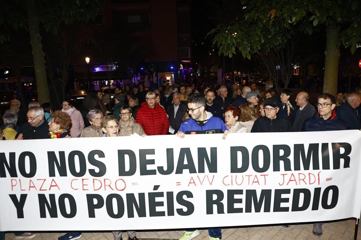 Concentración de protesta de los vecinos de Ciutat Jardi, plaza del Cedro y Honduras.