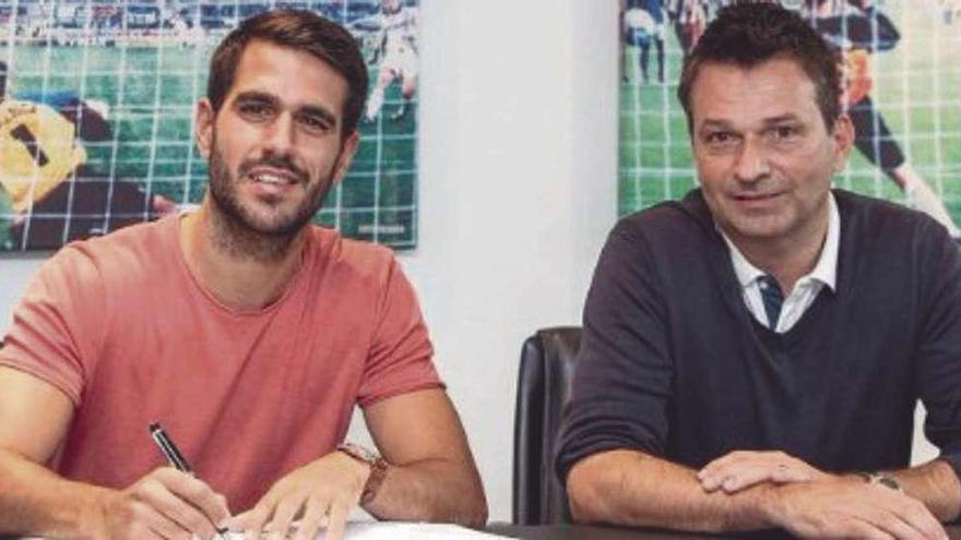 Pablo Insua firma su contrato con el Schalke 04 hasta 2021 junto a su director deportivo Christian Heidel.