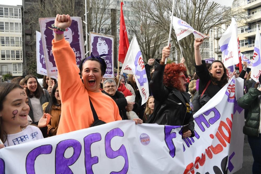 La primera de las manifestaciones convocadas para este 8-M en A Coruña, promovida por CIG, ha recorrido a mediodía las calles del centro de la ciudad.